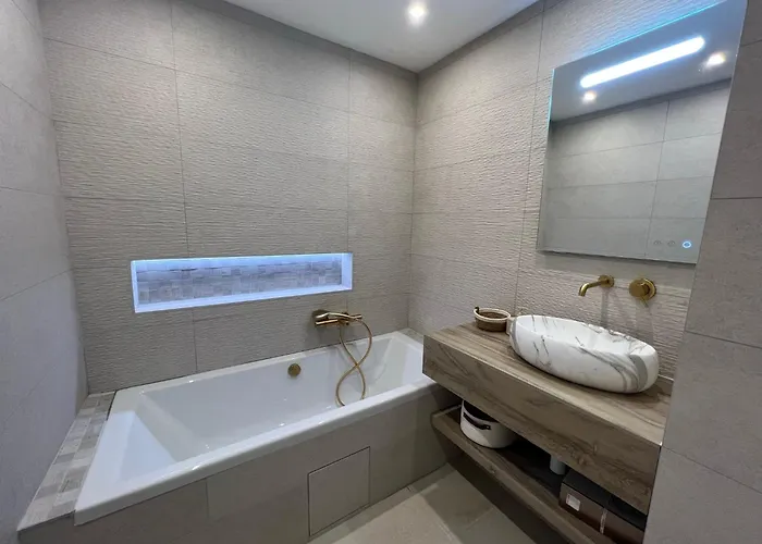 Laguna Dans Avec Piscine 아파트 *